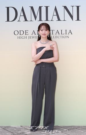 【フォト】チョン・ウヒ、ジュエリーとジャンプスーツで優雅なスタイル