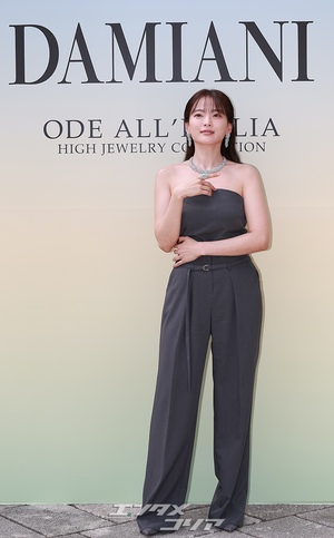 【フォト】チョン・ウヒ、ジュエリーとジャンプスーツで優雅なスタイル