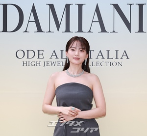 【フォト】チョン・ウヒ、ジュエリーとジャンプスーツで優雅なスタイル