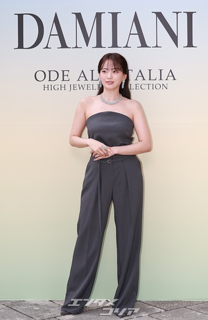 【フォト】チョン・ウヒ、ジュエリーとジャンプスーツで優雅なスタイル