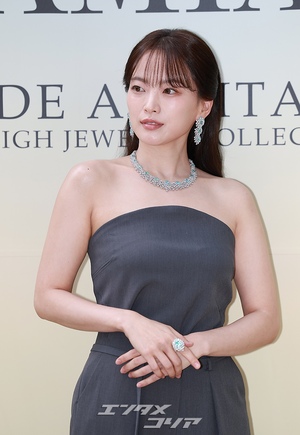 【フォト】チョン・ウヒ、ジュエリーとジャンプスーツで優雅なスタイル