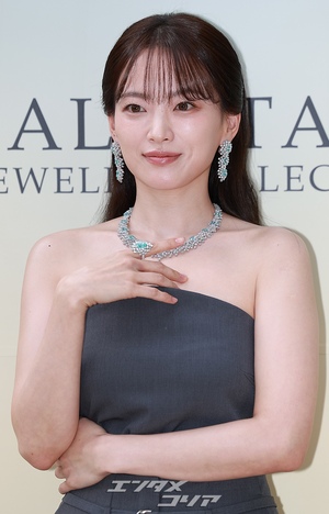 【フォト】チョン・ウヒ、ジュエリーとジャンプスーツで優雅なスタイル