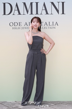 【フォト】チョン・ウヒ、ジュエリーとジャンプスーツで優雅なスタイル