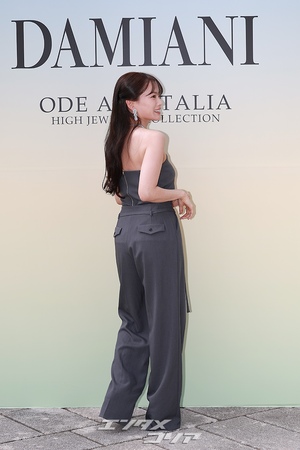 【フォト】チョン・ウヒ、ジュエリーとジャンプスーツで優雅なスタイル