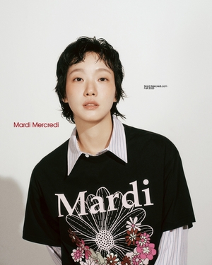 【フォト】キム・ゴウン、シックなショートヘア…花柄でスタイリッシュなムード