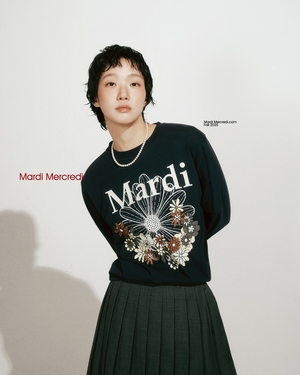 【フォト】キム・ゴウン、シックなショートヘア…花柄でスタイリッシュなムード