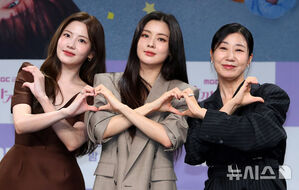 【フォト】チョ・アラム＆イ・ソンビン＆ラ・ミラン＆キム・ヨンデ、『月まで行こう』のキャストたち