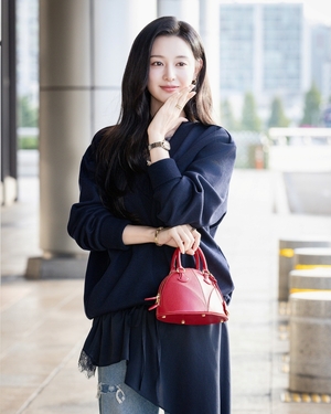 【フォト】日本へ向かうキム・ジウォン、輝くビジュアル