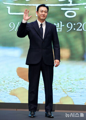 【フォト】スーツがよく似合う男、パク・ヨンウ