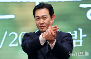 【フォト】スーツがよく似合う男、パク・ヨンウ