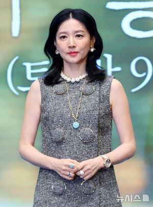 【フォト】イ・ヨンエ、麻薬の売人に破格の変身…年齢を感じさせない美しさ