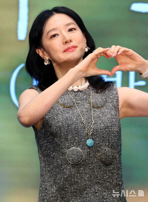 【フォト】イ・ヨンエ、麻薬の売人に破格の変身…年齢を感じさせない美しさ