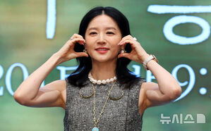 【フォト】イ・ヨンエ、麻薬の売人に破格の変身…年齢を感じさせない美しさ