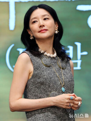 【フォト】イ・ヨンエ、麻薬の売人に破格の変身…年齢を感じさせない美しさ