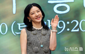 【フォト】イ・ヨンエ、麻薬の売人に破格の変身…年齢を感じさせない美しさ