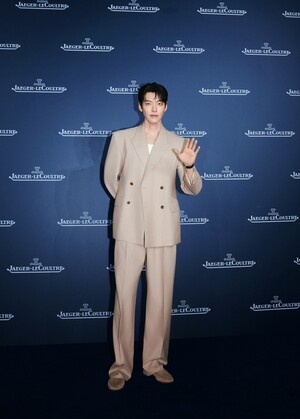 【フォト】キム・ウビン　他の追随を許さないビジュアル…クラシック・コーデの神髄