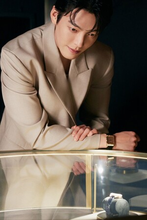 【フォト】キム・ウビン　他の追随を許さないビジュアル…クラシック・コーデの神髄