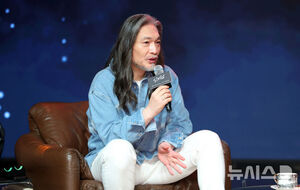 【フォト】デビュー40周年記念全国ツアー＆8thアルバム先行公開記者懇談会に臨むイム・ジェボム