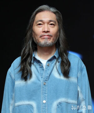 【フォト】デビュー40周年記念全国ツアー＆8thアルバム先行公開記者懇談会に臨むイム・ジェボム