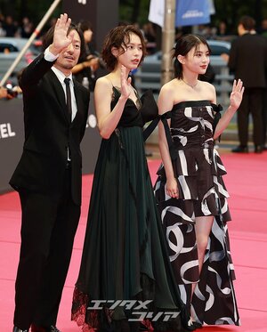 【フォト】南沙良＆出口夏希、仲良く登場＝釜山映画祭