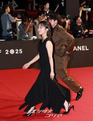 【フォト】仲良く登場した藤崎ゆみあ＆岡田准一＝釜山映画祭