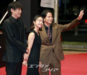 【フォト】仲良く登場した藤崎ゆみあ＆岡田准一＝釜山映画祭