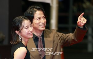 【フォト】仲良く登場した藤崎ゆみあ＆岡田准一＝釜山映画祭
