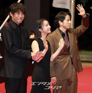 【フォト】仲良く登場した藤崎ゆみあ＆岡田准一＝釜山映画祭