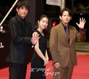 【フォト】仲良く登場した藤崎ゆみあ＆岡田准一＝釜山映画祭