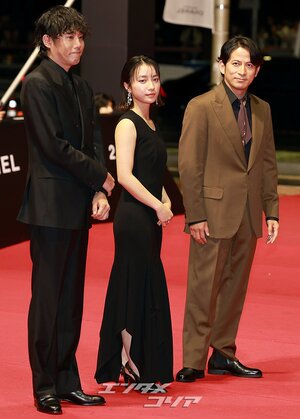 【フォト】仲良く登場した藤崎ゆみあ＆岡田准一＝釜山映画祭