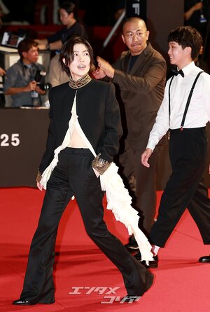 【フォト】髙田万作＆シム・ウンギョン＆三宅唱監督、『旅と日々』チーム登場＝釜山映画祭