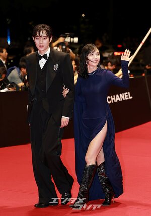 【フォト】キム・ユジョン、大胆スリットドレスで美脚披露＝釜山映画祭