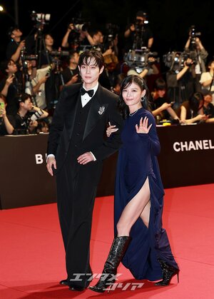【フォト】キム・ユジョン、大胆スリットドレスで美脚披露＝釜山映画祭