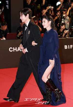 【フォト】キム・ユジョン、大胆スリットドレスで美脚披露＝釜山映画祭
