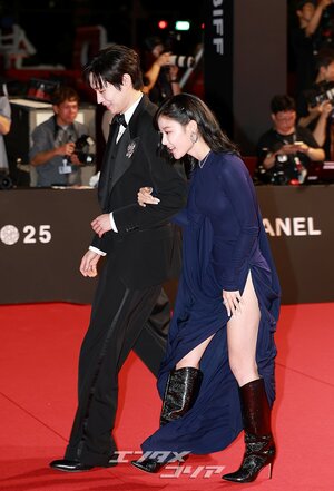 【フォト】キム・ユジョン、大胆スリットドレスで美脚披露＝釜山映画祭