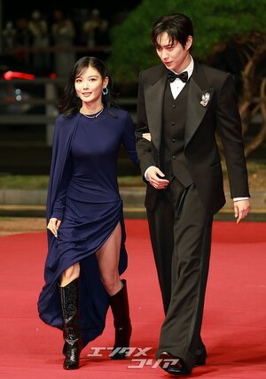 【フォト】キム・ヨンデ＆キム・ユジョン、腕を組んで仲良く登場＝釜山映画祭