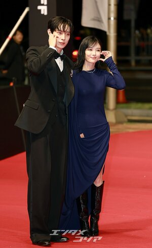 【フォト】キム・ヨンデ＆キム・ユジョン、腕を組んで仲良く登場＝釜山映画祭