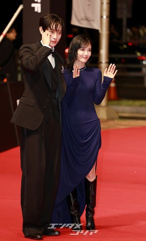 【フォト】キム・ヨンデ＆キム・ユジョン、腕を組んで仲良く登場＝釜山映画祭