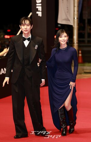 【フォト】キム・ヨンデ＆キム・ユジョン、腕を組んで仲良く登場＝釜山映画祭