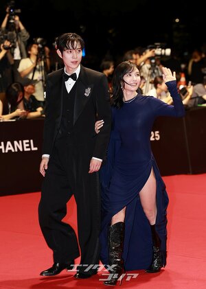 【フォト】キム・ヨンデ＆キム・ユジョン、腕を組んで仲良く登場＝釜山映画祭