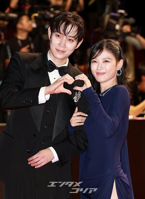 【フォト】キム・ヨンデ＆キム・ユジョン、腕を組んで仲良く登場＝釜山映画祭