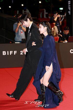 【フォト】キム・ヨンデ＆キム・ユジョン、腕を組んで仲良く登場＝釜山映画祭