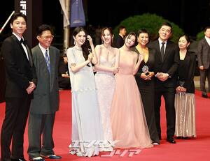 【フォト】ハン・ソヒ＆チョン・ジョンソ＆OH MY GIRLユアら、『プロジェクトY』チーム登場＝釜山映画祭