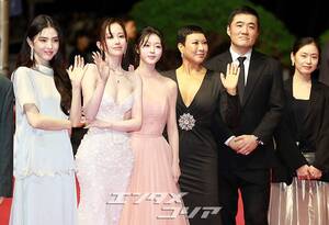 【フォト】ハン・ソヒ＆チョン・ジョンソ＆OH MY GIRLユアら、『プロジェクトY』チーム登場＝釜山映画祭