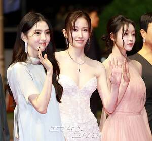 【フォト】ハン・ソヒ＆チョン・ジョンソ＆OH MY GIRLユアら、『プロジェクトY』チーム登場＝釜山映画祭