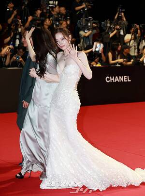 【フォト】『プロジェクトY』主演のハン・ソヒ＆チョン・ジョンソ、手をつないで友情アピール＝釜山映画祭