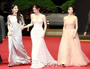 【フォト】『プロジェクトY』主演のハン・ソヒ＆チョン・ジョンソ、手をつないで友情アピール＝釜山映画祭