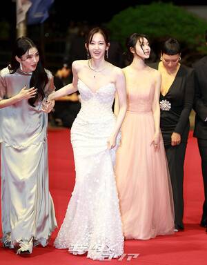 【フォト】『プロジェクトY』主演のハン・ソヒ＆チョン・ジョンソ、手をつないで友情アピール＝釜山映画祭