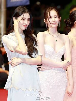 【フォト】『プロジェクトY』主演のハン・ソヒ＆チョン・ジョンソ、手をつないで友情アピール＝釜山映画祭