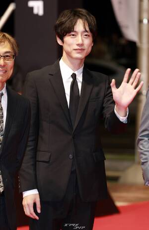 【フォト】二股疑惑浮上の坂口健太郎、少しやつれた顔＝釜山映画祭